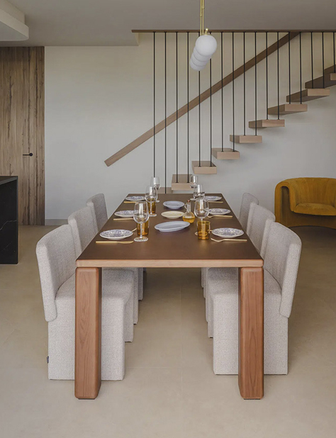 Imagen de categor&iacute;a Comedor, en la que aparece un comedor concepto abierto con mesa de madera grande y sillas de aspecto robusto y de dise&ntilde;o contempor&aacute;neo.